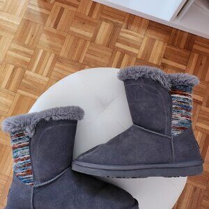 LAMO gray suede faux fur-lined  9” booties with yarn accents SZ 9